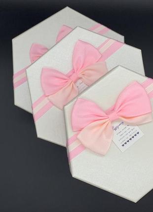 Коробка подарункова шестикутна з бантиком. 3шт/комплект. колір біло-рожевий. 19х10см.2 фото