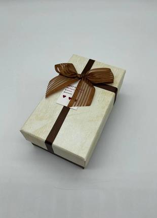 Коробка подарункова прямокутна. колір біло-коричнева. 9х15х6см.