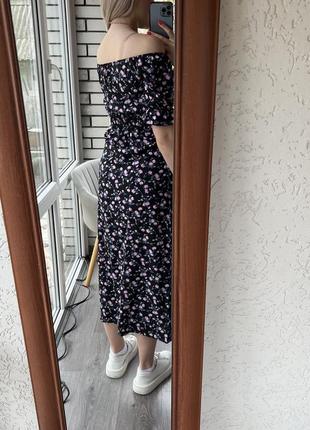 Чорна сукня з розрізом та спущеними плечами в квітковий дрібний принт4 фото