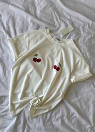 Женская оверсайз футболка с принтом вишни, базовая, свободного кроя, хлопковая молочная, с рисунком, майка1 фото