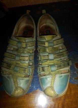 Сандалії, кросівки