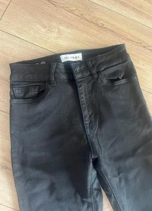 Черные джинсы скинни