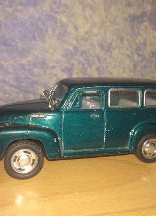 Машинка модель 1/36  chevrolet suburban 1950 kinsmart растаможена