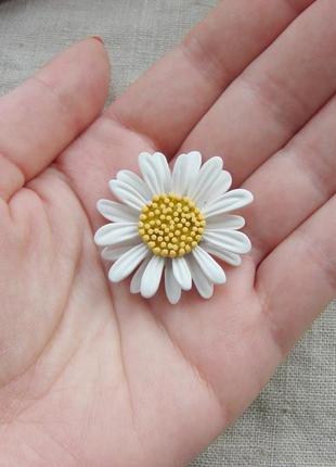 Небольшая брошь белый цветок ромашка круглая белая брошка украшение с цветком2 фото