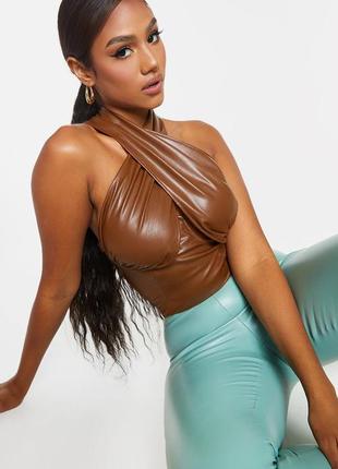 Топ зі штучної шкіри prettylittlething