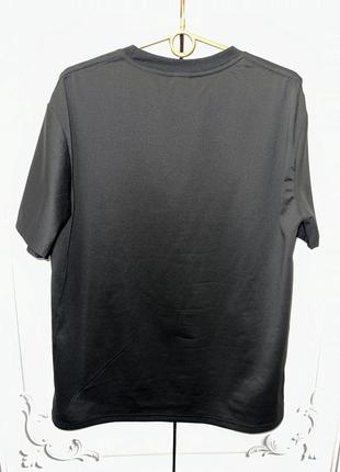Стильна футболка в базовому чорному кольорі з кольоровим принтом2 фото