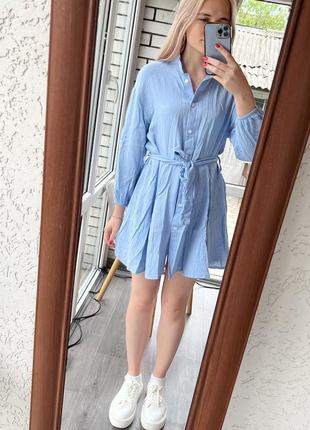 Короткое голубое платье с длинным рукавом из муслина с поясом на пуговицах1 фото