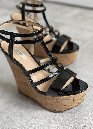 Босоножки на платформе guess