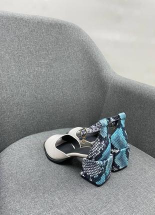 Шкіряні босоніжки на зручному каблуку з натуральної шкіри з тисненням під рептилію змію