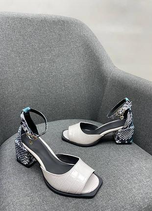 Шкіряні босоніжки на зручному каблуку з натуральної шкіри з тисненням під рептилію змію