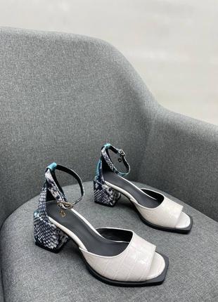 Шкіряні босоніжки на зручному каблуку з натуральної шкіри з тисненням під рептилію змію