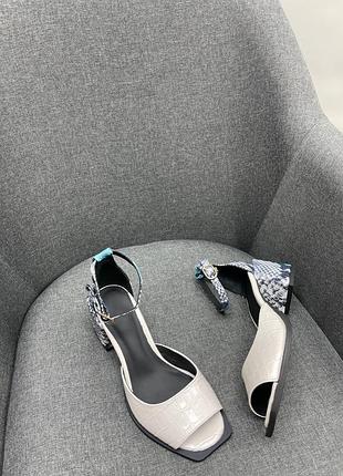 Шкіряні босоніжки на зручному каблуку з натуральної шкіри з тисненням під рептилію змію