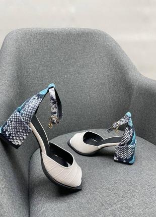 Шкіряні босоніжки на зручному каблуку з натуральної шкіри з тисненням під рептилію змію