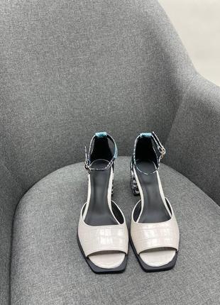 Шкіряні босоніжки на зручному каблуку з натуральної шкіри з тисненням під рептилію змію