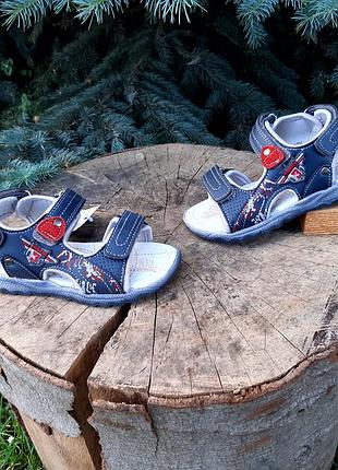 Нові босоніжки для хлопчика