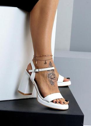 Комфортні жіночі білі босоніжки на підборах літні еко-шкіра літо