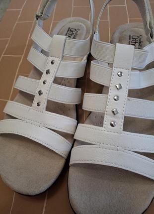 Босоножки белые.