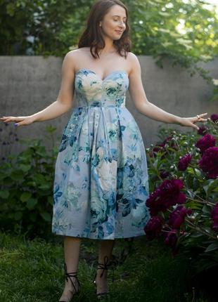 Нарядное ретро-стилизованное платье с открытыми плечами