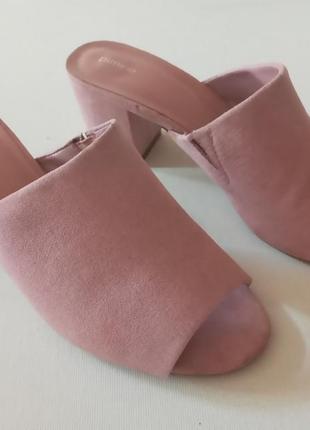 Бледно-розовые босоножки мюли на среднем устойчивом каблуке бренд pimkie