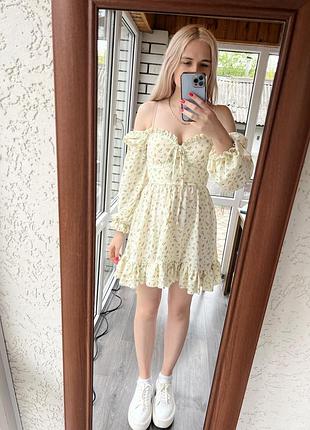 Коротка сукня в квітковий принт з чашкою та довгими рукавами