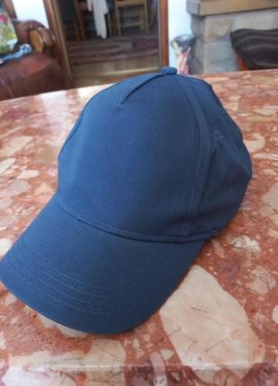 Кепка, бейсболка.