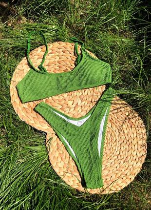 Раздельный зеленый купальник жатка