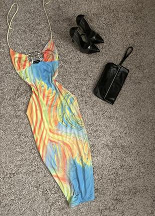 Яскрава сукня з вирізами, плаття з декольте