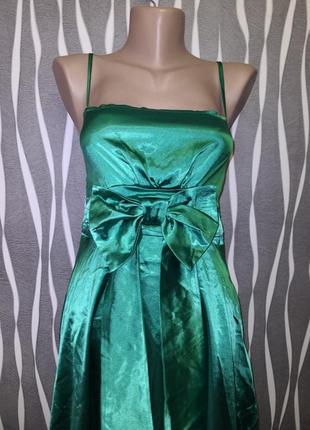 Ошатна сукня на тонких бретелях з бантом атласна зелена2 фото