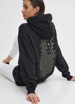Alloriginal com ua бавовняна кофта calvin klein jeans жіноча колір чорний з капюшоном з принтом розміри