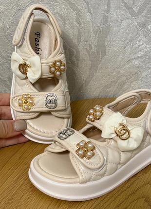 Стильні та неймовірно гарні босоніжки для дівчаток