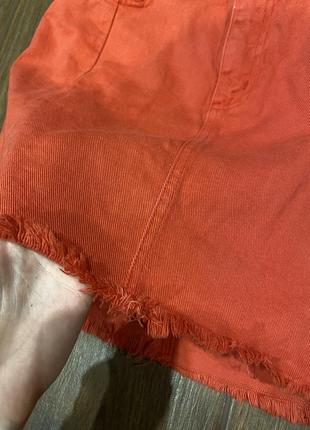 Морковно-красная джинсовая юбка с необработанным краем3 фото