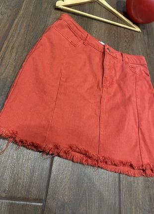 Морковно-красная джинсовая юбка с необработанным краем2 фото