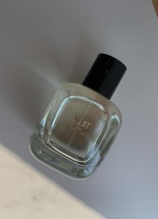 Парфюм zara: nuit - бергамот, персик, букет из ириса и ландыша, древесно-мускусные ноты, амбра и ваниль