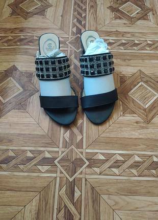 Черные босоножки на устойчивом каблуке