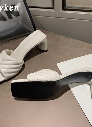 Брендові жіночі босоніжки9 фото