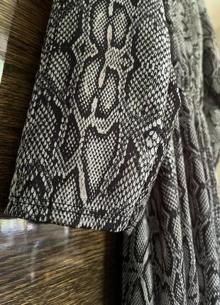 Сукня в зміїний принт