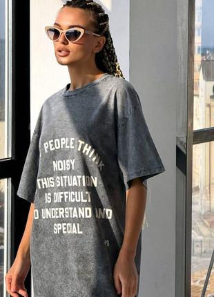 Трикотажная футболка оверсайз удлиненная с принтом надписью графитовая серая базовая трендовая стильная