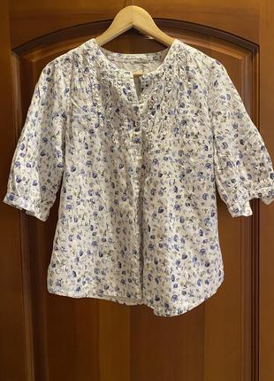 Блуза в голубые цветы