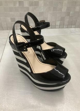 Шкіряні босоніжки на високій танкетці, стан нових, р. 36