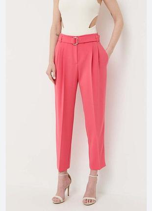 Тонкі брюки з защипами штани вільного крою з креп- віскози коралового кольору