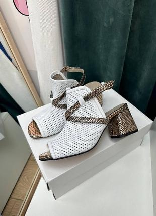 Чорні з сріблястим шкіряні босоніжки на низькому каблуку