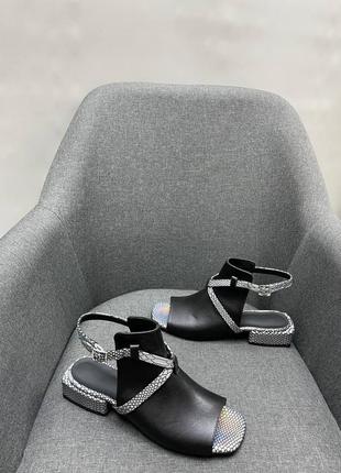 Чорні з сріблястим шкіряні босоніжки на низькому каблуку