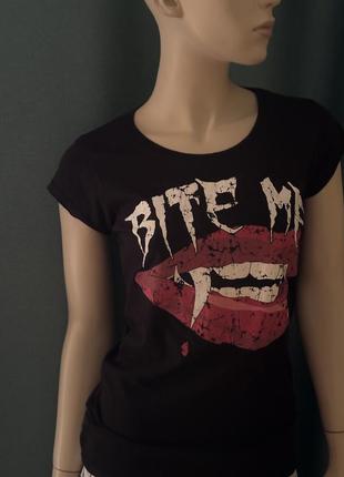Жіноча футболка з принтом губи bite me