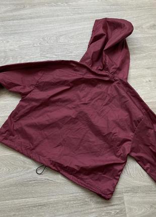 Бордовая легкая куртка худи кофта из плащёвки prettylittlething7 фото