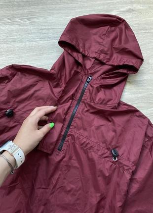 Бордовая легкая куртка худи кофта из плащёвки prettylittlething6 фото