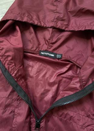 Бордовая легкая куртка худи кофта из плащёвки prettylittlething8 фото