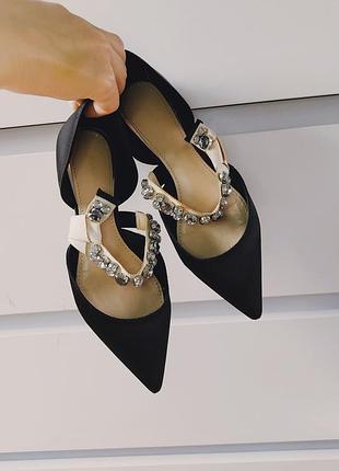Чорні атласні туфлі балетки zara із камінням.