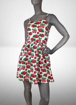 Женский сарафан летний на бретельках белый с принтом клубника размер xs (42)