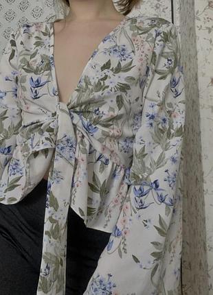 Цікава накидка , блузка в квіти