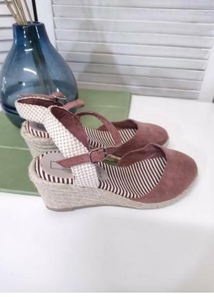 Нові босоніжки на танкетці